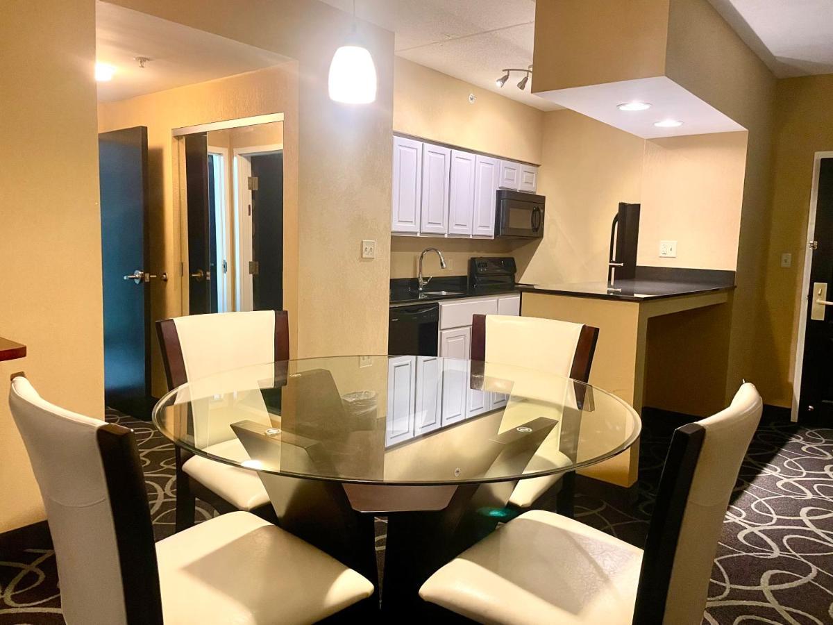 Park Manor Hotel 클리프턴파크 외부 사진 A kitchen in a suite at the Hilton San Francisco
