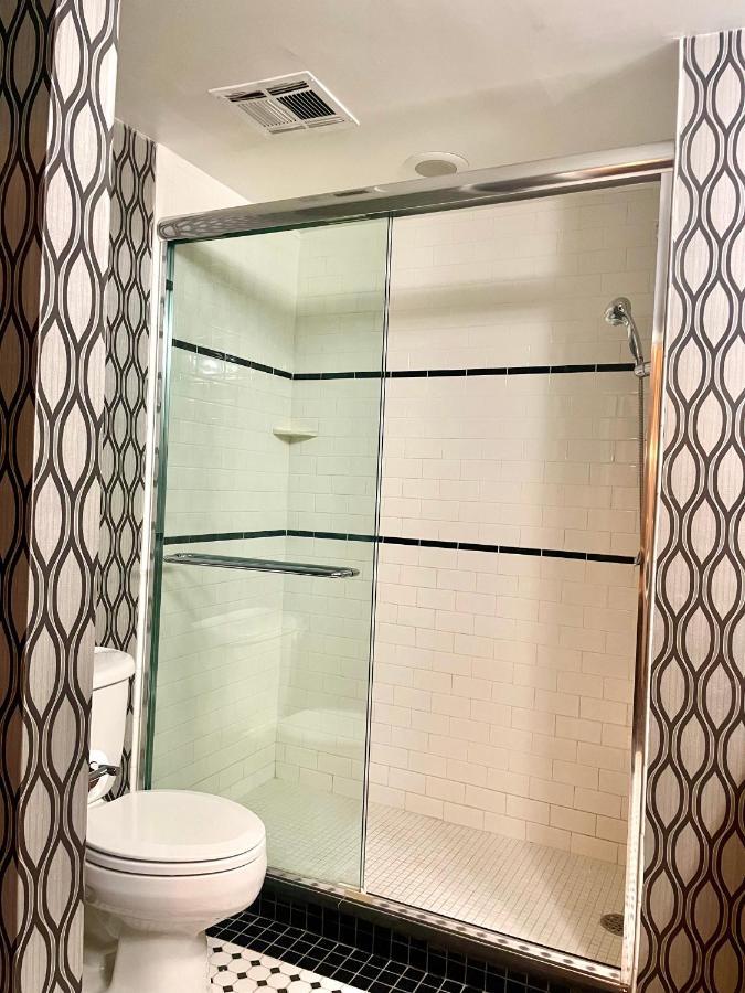 Park Manor Hotel 클리프턴파크 외부 사진 A shower door