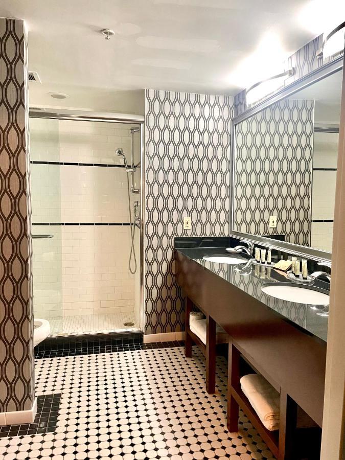 Park Manor Hotel 클리프턴파크 외부 사진 A bathroom in a hotel