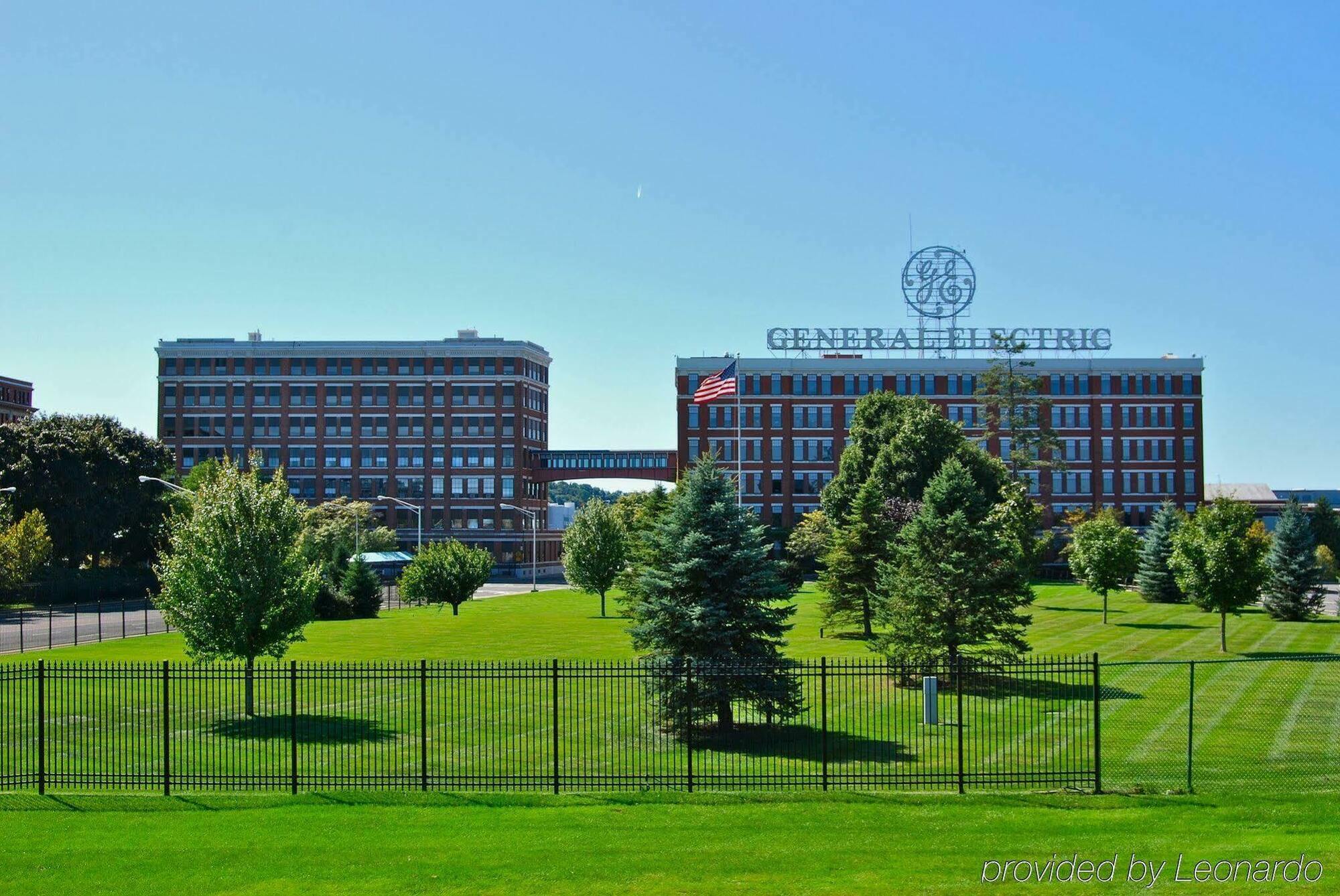 Park Manor Hotel 클리프턴파크 외부 사진 The General Motors Technical Center in Warren, Michigan